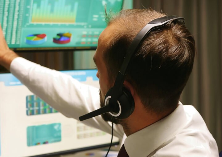 Top 5 Benefits of Outsourcing Your Call Center in 2025